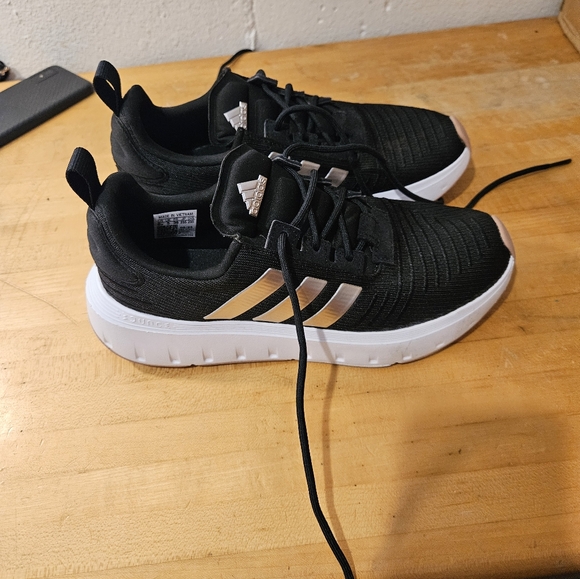 Adidas Womens Swift Run 23 Sneakers Size 6.5 Black/Silver. - Picture 2 of 7